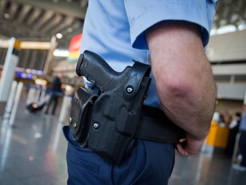Eine Beamter der Bundespolizei am Flughafen von Frankfurt am Main in der Abflughalle. Foto: Frank Rumpenhorst/Archiv