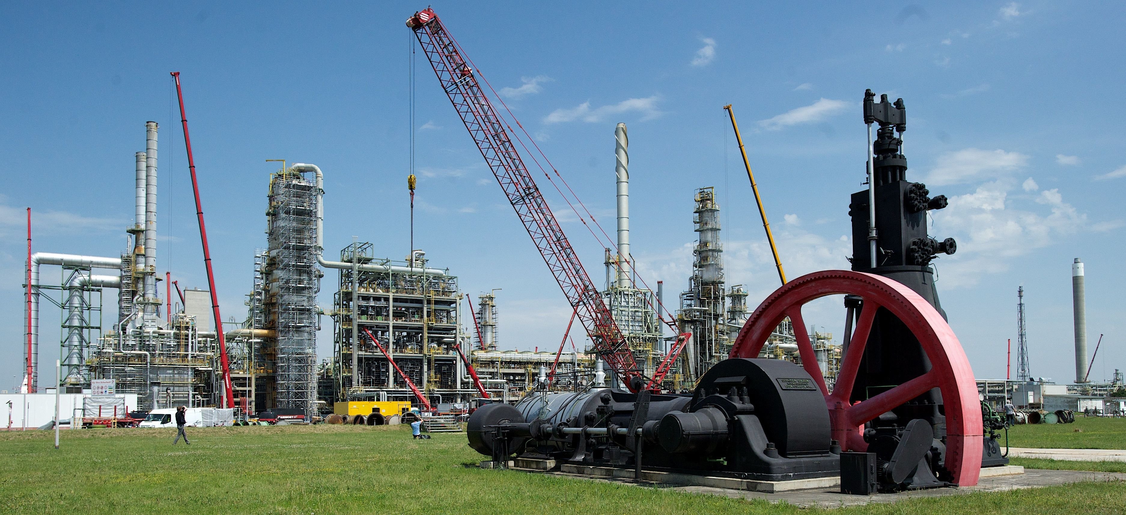 Zahlreiche Kräne stehen am 10.06.2014 auf dem Gelände der Erdöl-Raffinerie von Total in Leuna.