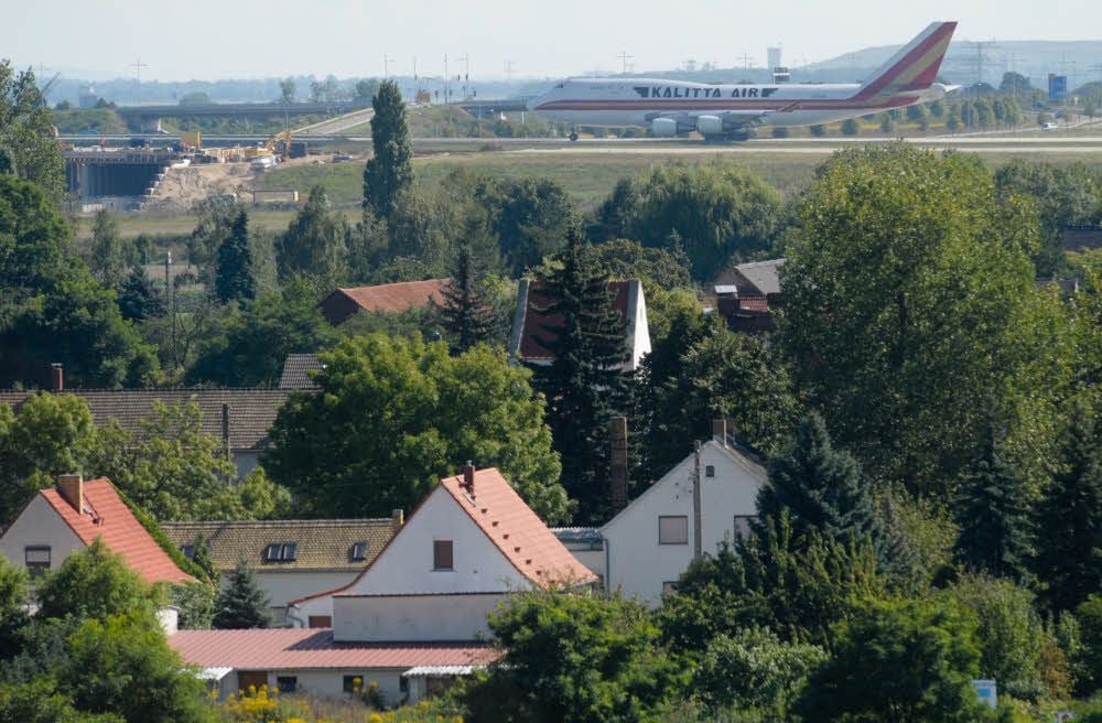 Eine Boeing 747 der Kalitta Air auf dem Gelände des Flughafens Leipzig-Halle.