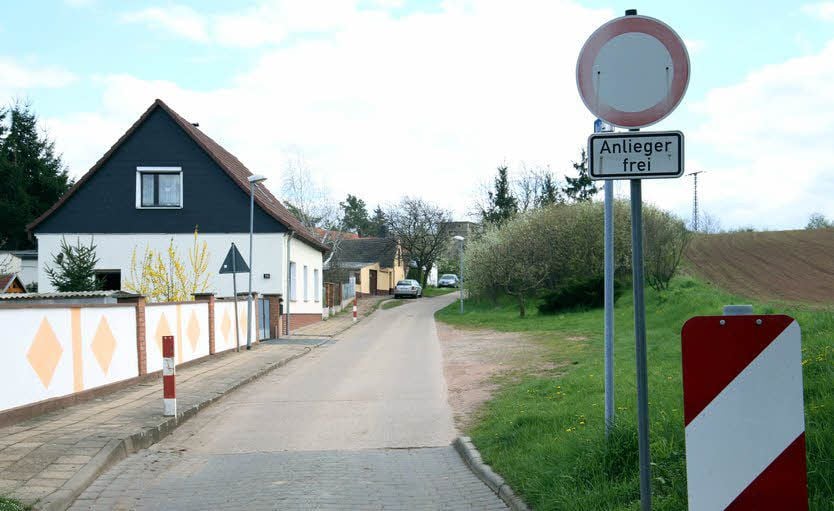 Der Verbindungsweg zwischen Brucke und Nelben ist nur für bestimmte Fahrzeuge freigegeben.