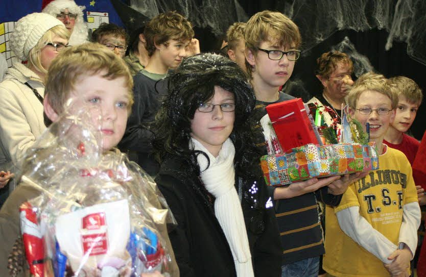 Kinder und Lehrer der Heideschule lieben es ausgelassen, hier beim gemeinsamen Theaterstück zur Weihnachtsfeier im Dezember 2015.