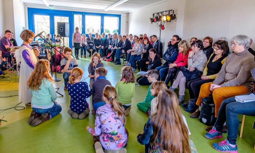 Die Grundschüler erfreuten mit einem Programm der Band und der Theatergruppe.