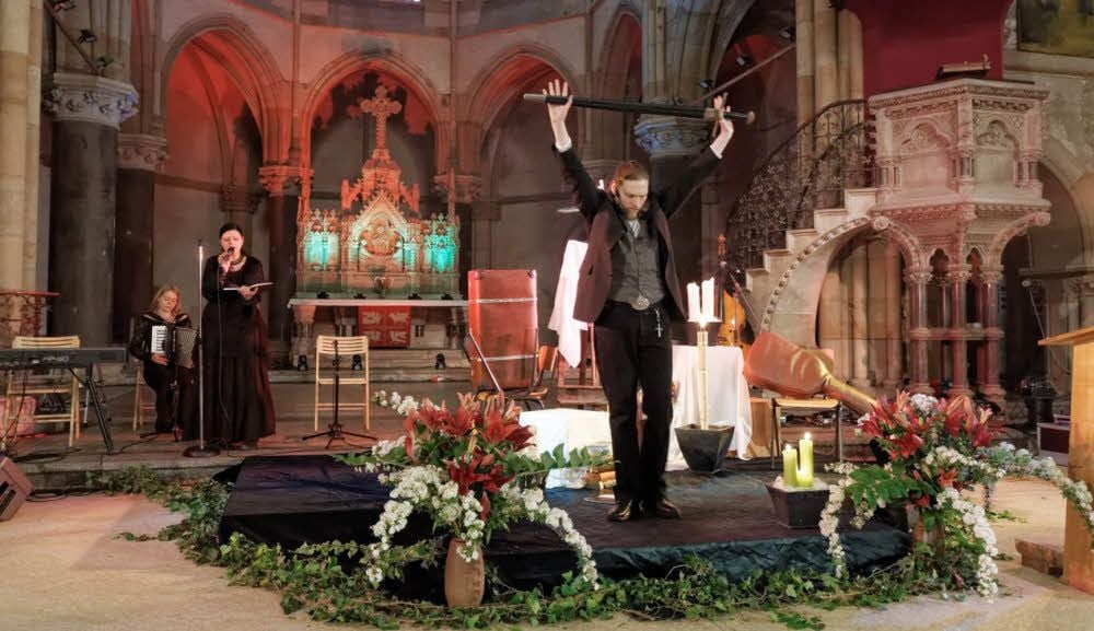 Mit Schwert und Sarg: Der „Gothic Christ“-Gottesdienst des vergangenen Jahres.