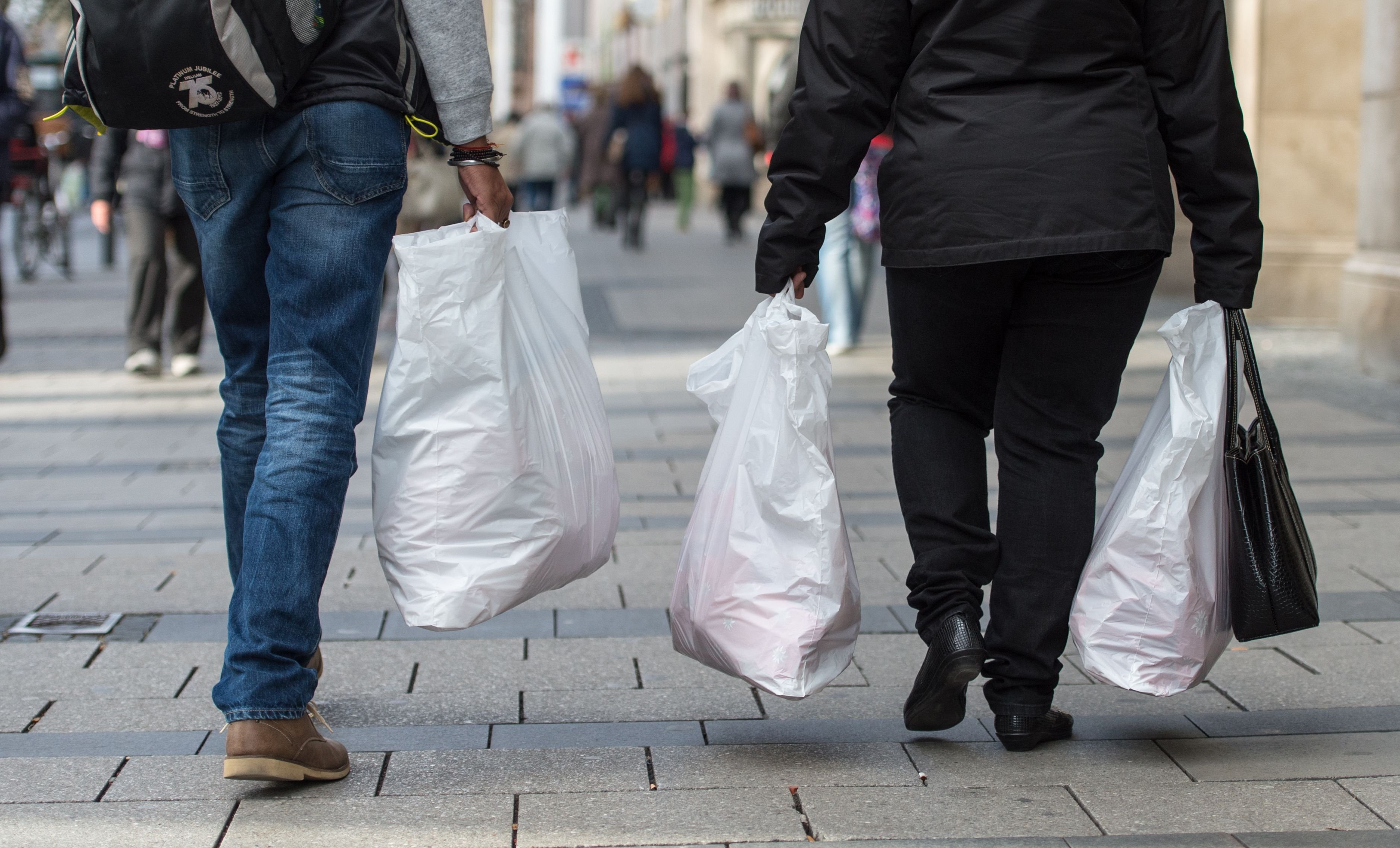Weltweit benutzen Menschen immer weniger Plastiktüten.