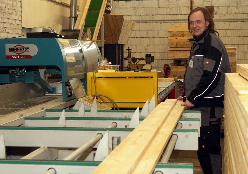 Patrick Gerhardt ist einer der Mitarbeiter im Stedtener Holzzentrum.