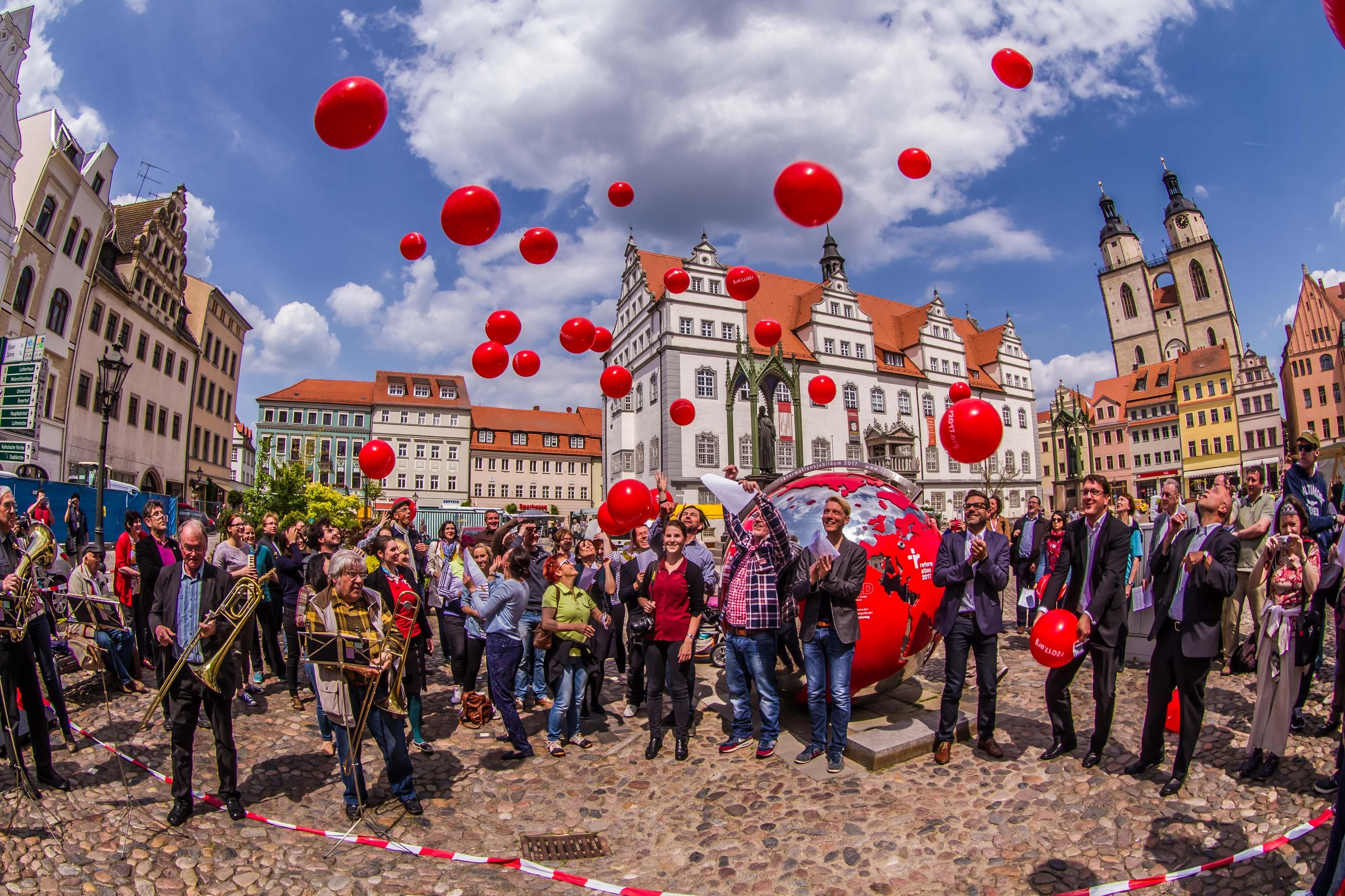 Zum Ein-Jahres-Countdown zur Eröffnung der Weltausstellung am 20. Mai 2017 haben sich die Mitarbeiter des Reformationsvereins auf dem Wittenberger Marktplatz getroffen.