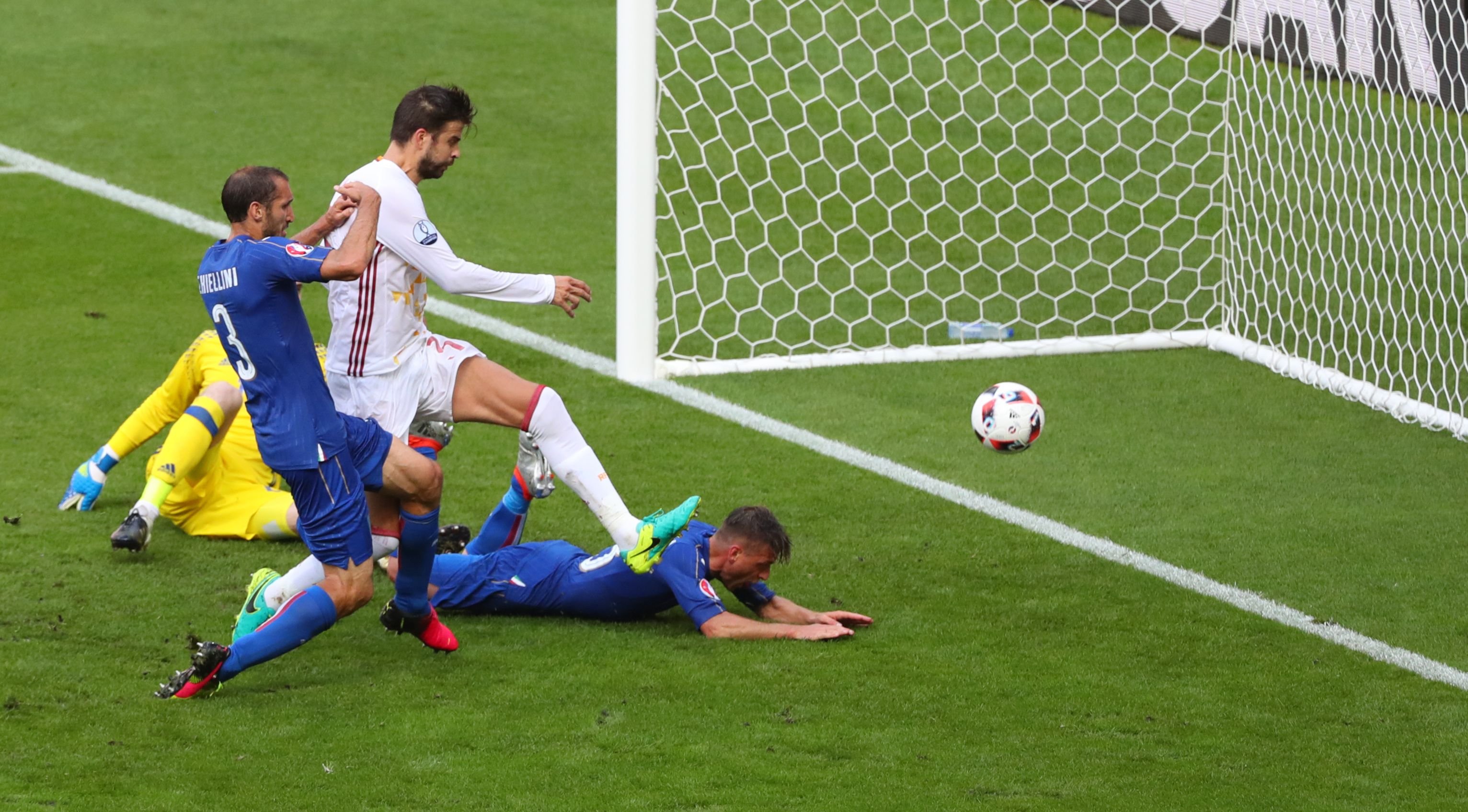 Giorgio Chiellini (L) schießt das 1:0 für Italien.