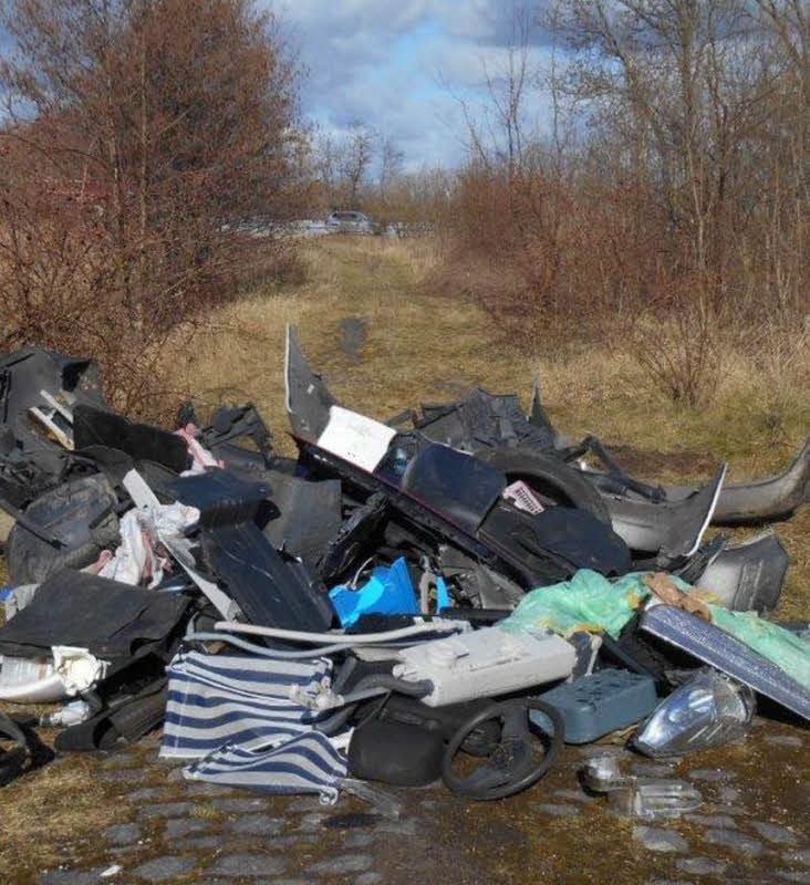 An Feldrändern und auf wenig genutzten Wegen wird oft Abfall einfach abgekippt.