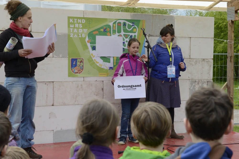Grundsteinlegung in der Kinderstadt: Rituale müssen sein!