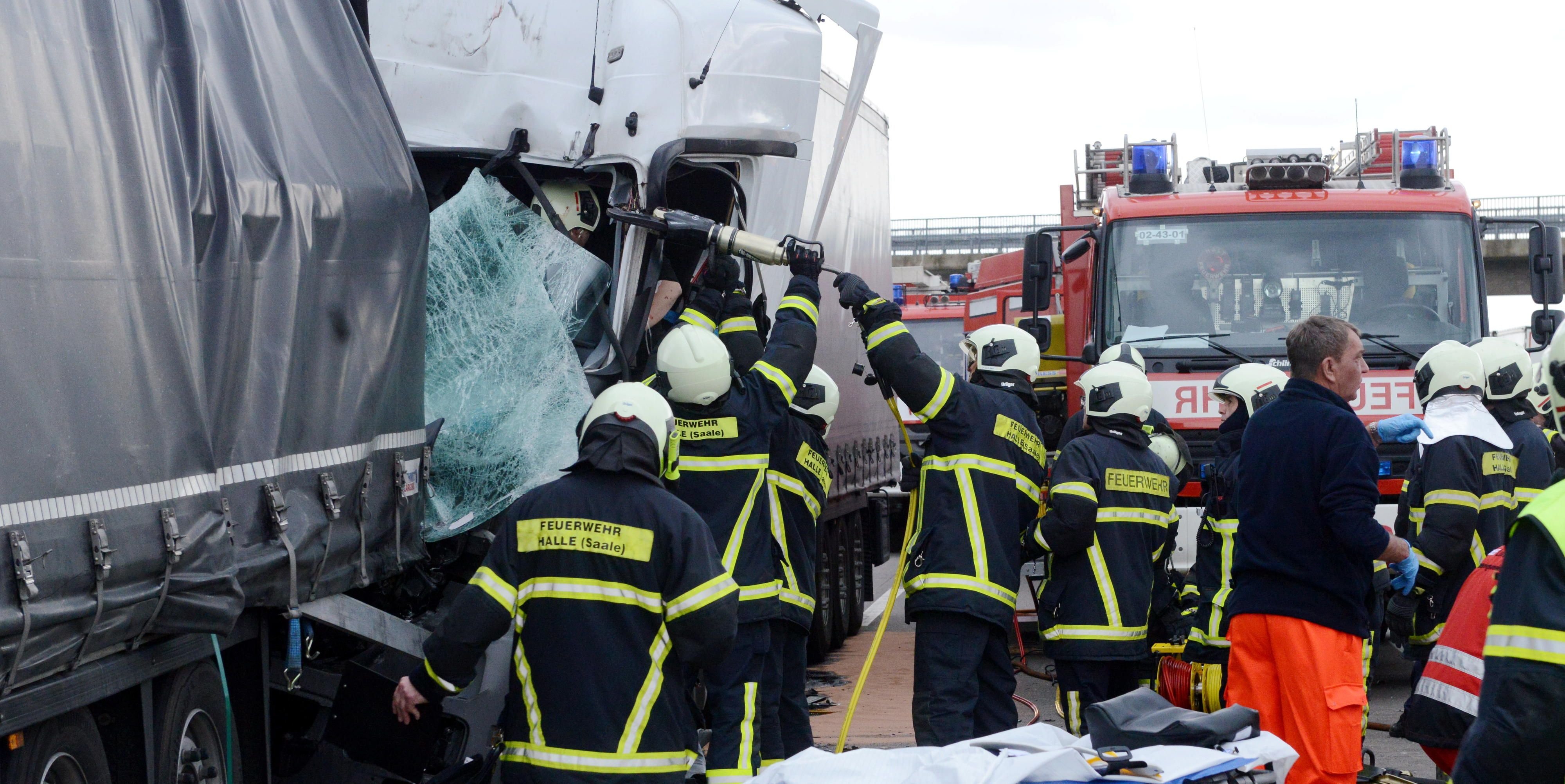 Rettungskräfte an der Unfallstelle auf der A14
