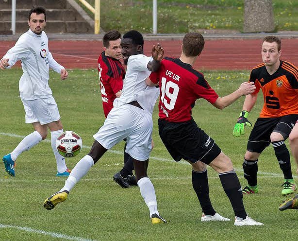 Dem SV Merseburg 99 fehlte gegen die starke und dichte Defensive des 1. FC Lok Stendal oft die letzte Präzision. So auch in dieser Zene, als Ousmane Diakho (M.) eine Hereingabe von Flügelflitzer Nikola Odovic (l.) nicht verwerten kann.