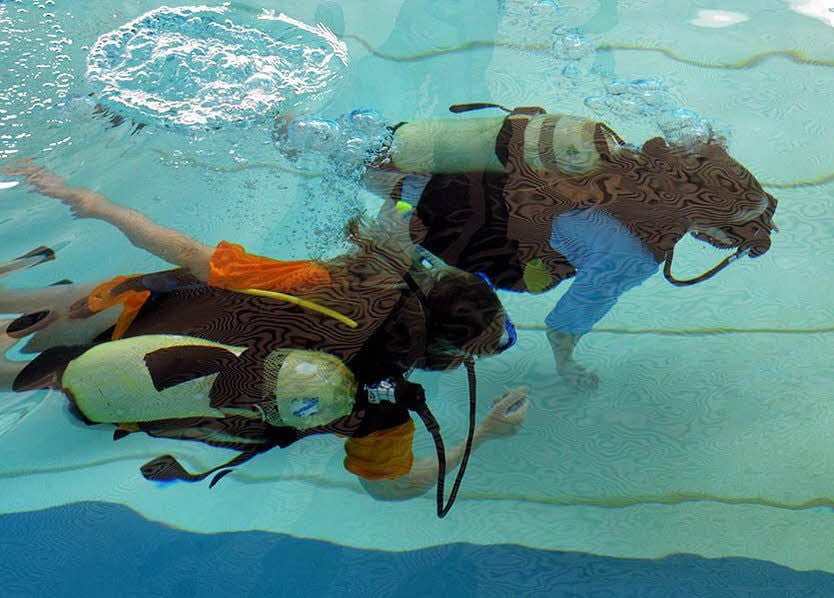 Trotz schwerer Technik - schwerelos im Wasser.
