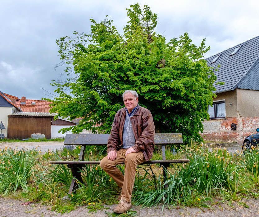 Karl-Heinz Keller am wenig gepflegten Platz an der Linde