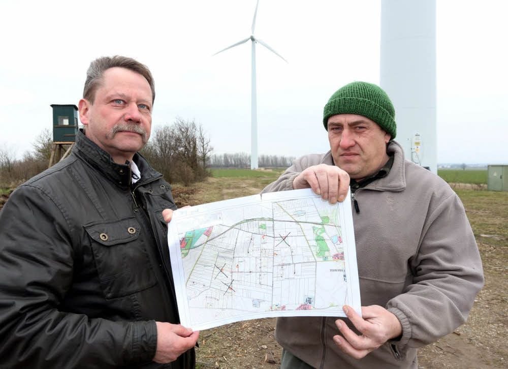 Die Ortsbürgermeister von Biendorf und Baalberge Uwe Cisewski (links) und Heiko Scharf überlegen noch, Widerspruch gegen die Genehmigung der drei neuen Windräder einzulegen.