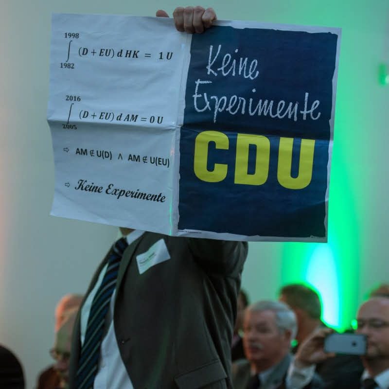 Die ominösen Formeln auf der Rückseite des CDU-Wahlplakates mit dem Adenauer-Slogan.