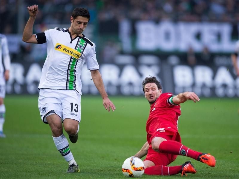 Lars Stindl (l) tritt mit Gladbach gegen seinen alten Club Hannover 96 an. Foto: Marius Becker