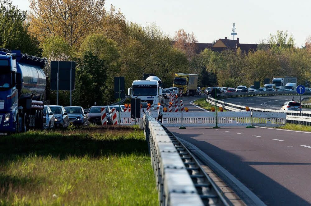 Vor allem Pendler traf es am Freitag hart, als die B91 zwischen Schkopau und Ammendorf gesperrt wurde.