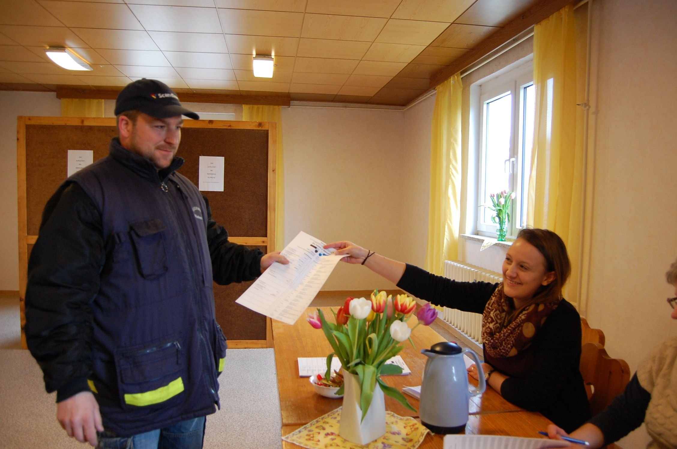 Gerd Zabel und Franziska Reintke im Kliekener Wahllokal.