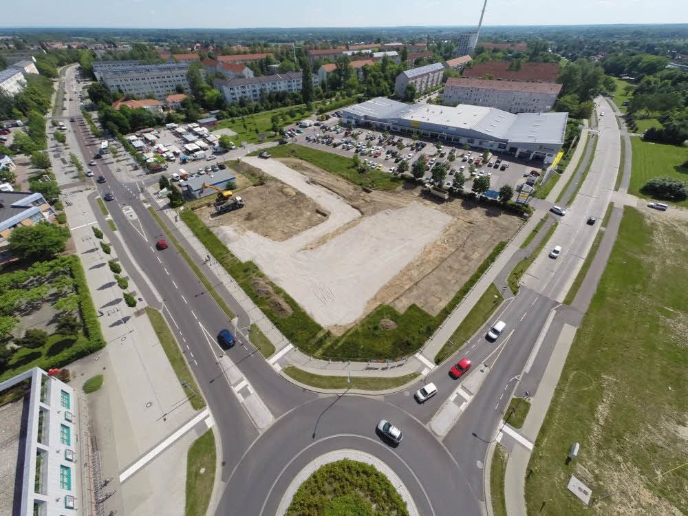 Auf der Freifläche an der Dessauer Allee hat ein Bagger mit den Erdarbeiten für die neue Filiale begonnen.