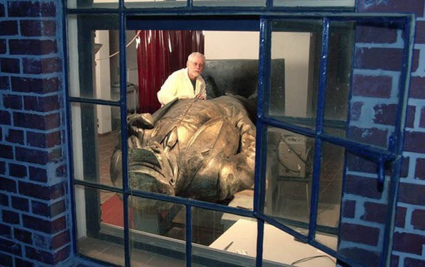 Wolfgang Conrad restauriert „Lenin“ in der Kunstwerkstatt.