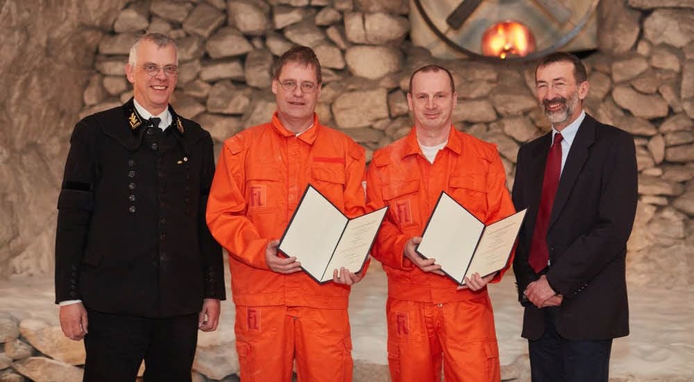 Die Esco-Werksleiter Thomas Wolperding (links) und Markus Cieslik (rechts) freuen sich über die Ehrung für ihre Grubenwehrmitglieder Volkmar Hanke (2. v. re.) und Torsten Mersch.