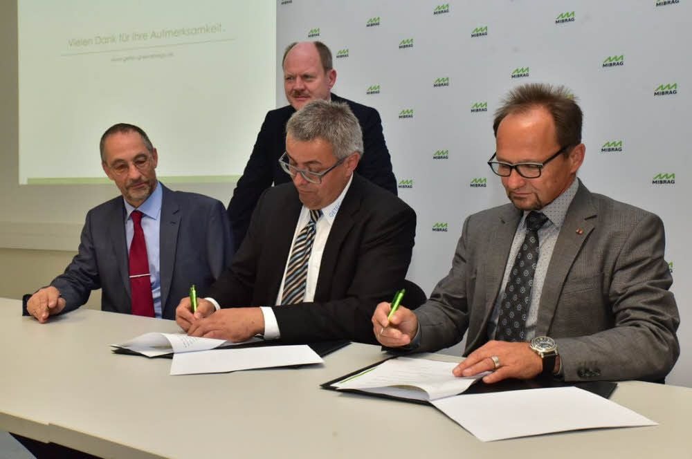 Unterschreiben Kooperationsvereinbarung für Energiepark: Mibrag-Geschäftsführer Bernd-Uwe Haase (l.) und Heinz Junge (r.) sowie Getec-Vorstandssprecher Chris Döhring, hinten Thomas Webel, Minister Landesentwicklung und Verkehr.