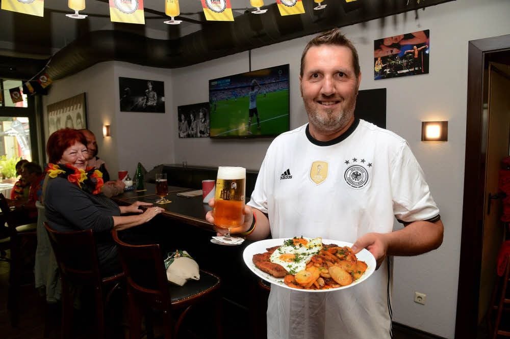 Jens Rosenberg serviert im Café Laurini einen „Elfmeter“.