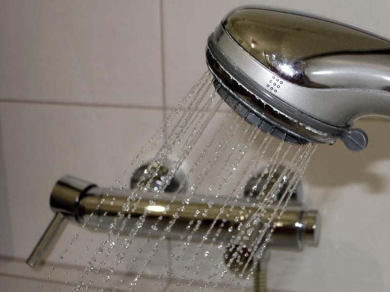 Feuchtigkeit kann im Bad zu Schimmel führen. Rund um die Dusche sollten deshalb etwa imprägnierte Gipskartonplatten verwendet werden. Foto: Oliver Berg