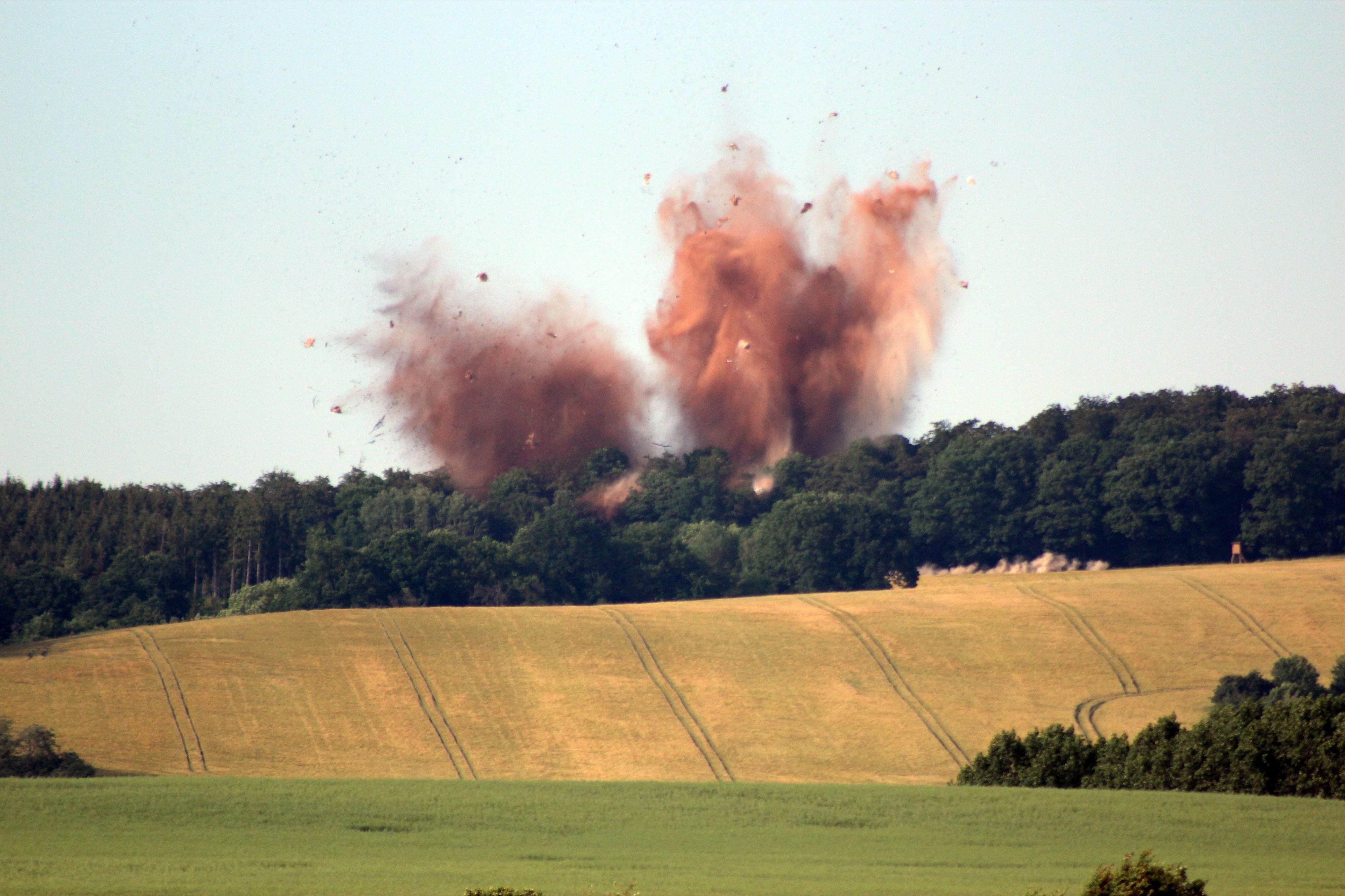 Die in einem Wald bei Nordhausen (Thüringen) entdeckte britische Fliegerbombe aus dem Zweiten Weltkrieg wird von Experten gesprengt.