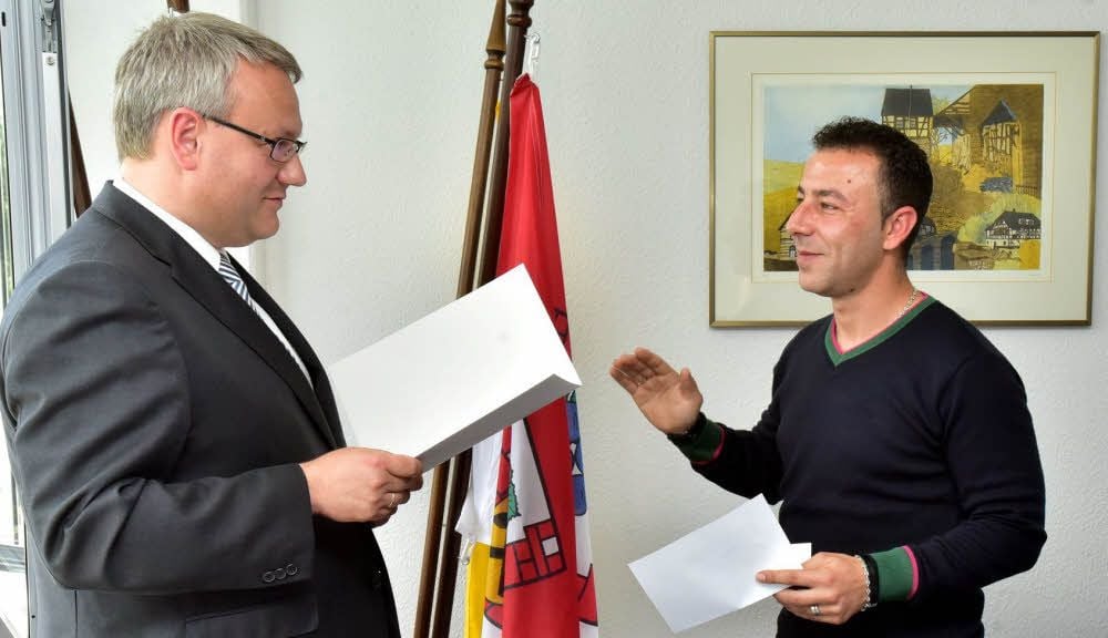 Bei seiner feierlichen Erklärung mit Landrat Götz Ulrich (l.) bekennt sich Anis Guiga zu Deutschland und seinen Gesetzen.