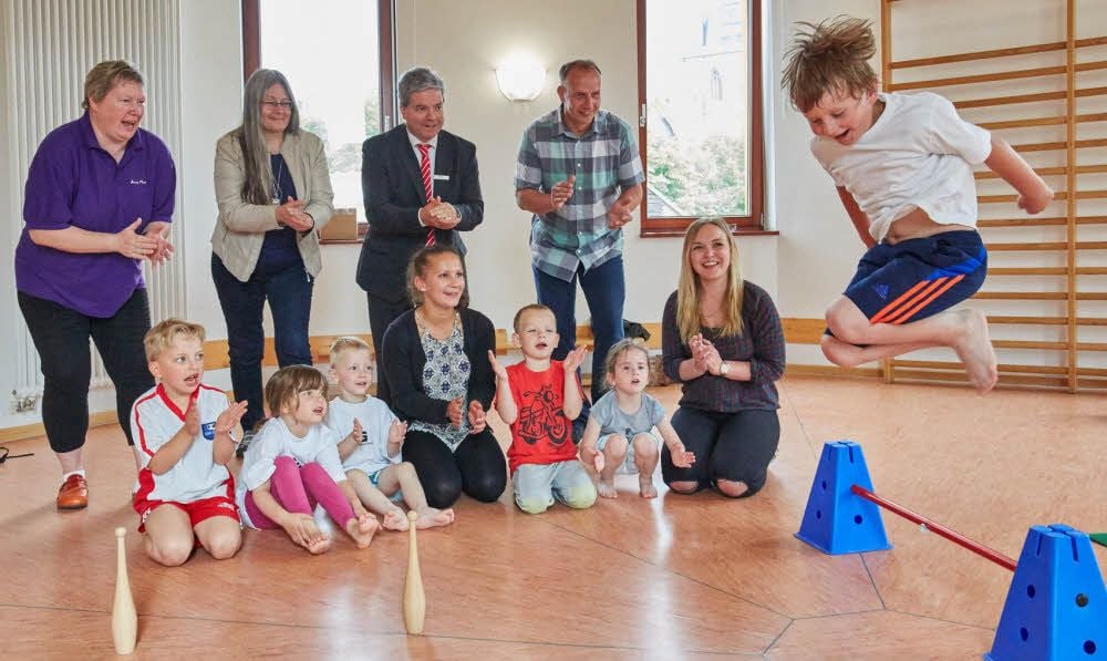 Zusammen mit Lisa Kämmerer (2.von rechts) betreut Aicha Tafzi (5. von rechts vorn ) vom PSV Bernburg seit zwei Jahren zwei Kindersportgruppen in der Kita „Marienkäfer“ und macht einmal wöchentlich Sport mit den Kleinen.