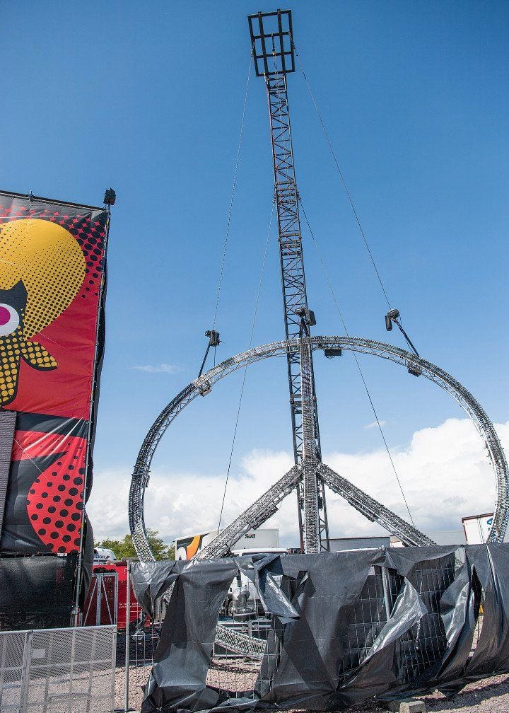 Das Peace-Zeichen auf dem Festivalgelände muss bereits weichen - es ist einfach zu stürmisch!
