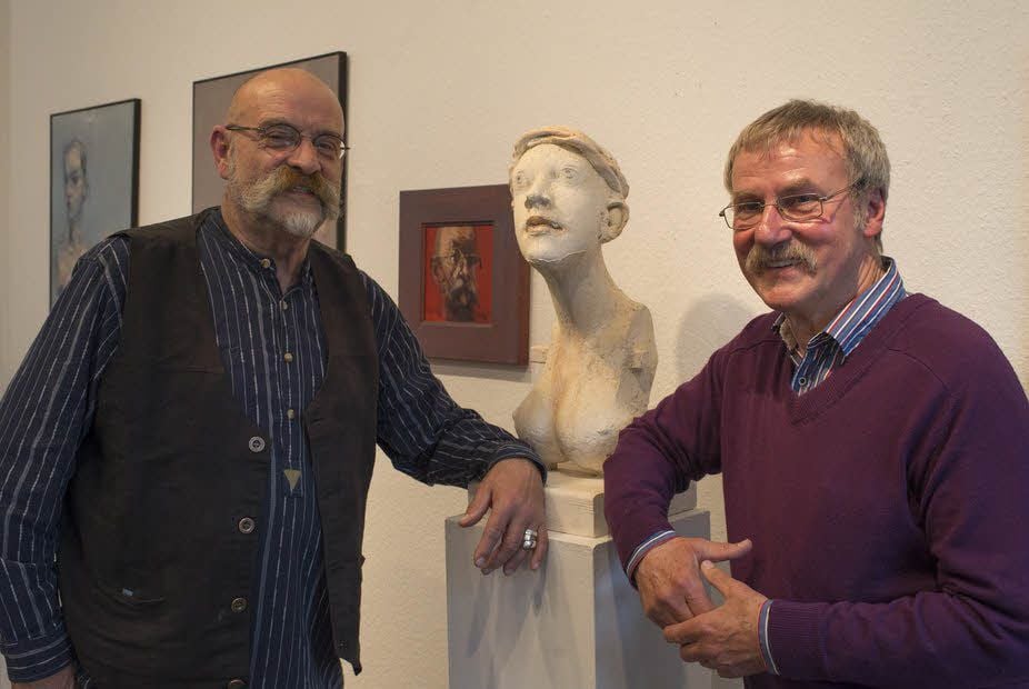 Günther Rechn (links) und Wolfgang Dreysse bei der Eröffnung ihrer gemeinsamen Ausstellung im Galerie-Café „Haus Sonnenschein“ in Gernrode.