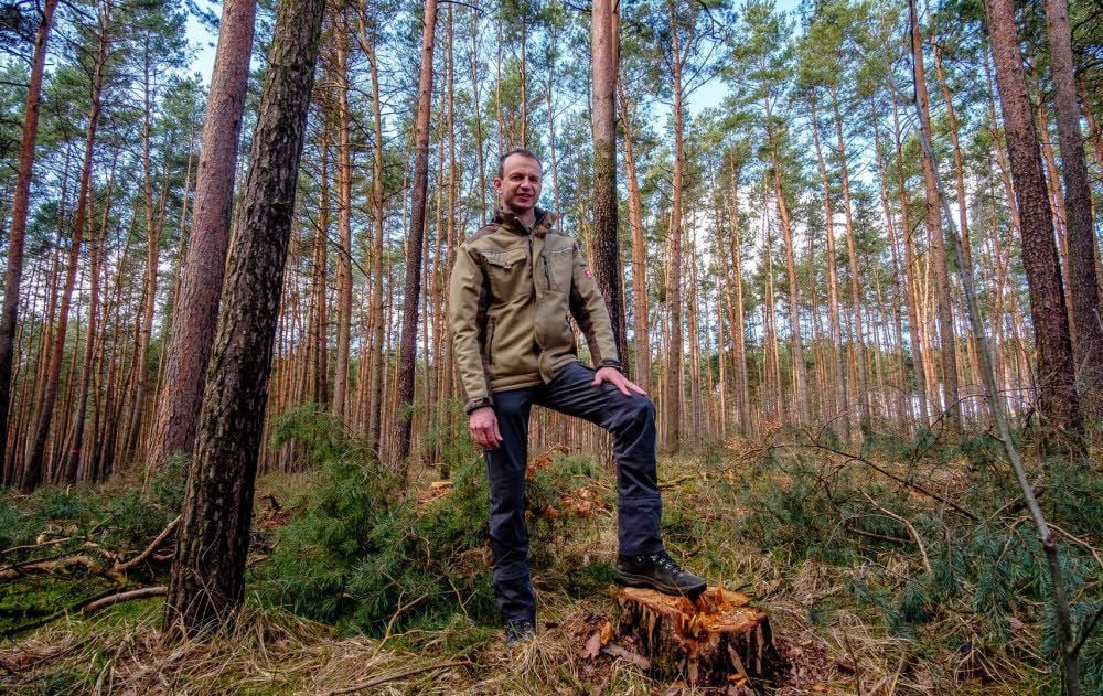 Förster Andreas Schirmer bewirtschaftet die Kirchenwälder. Hier ist er im Söllichauer Forst, wo in diesem Jahr Bäume gefällt wurden.