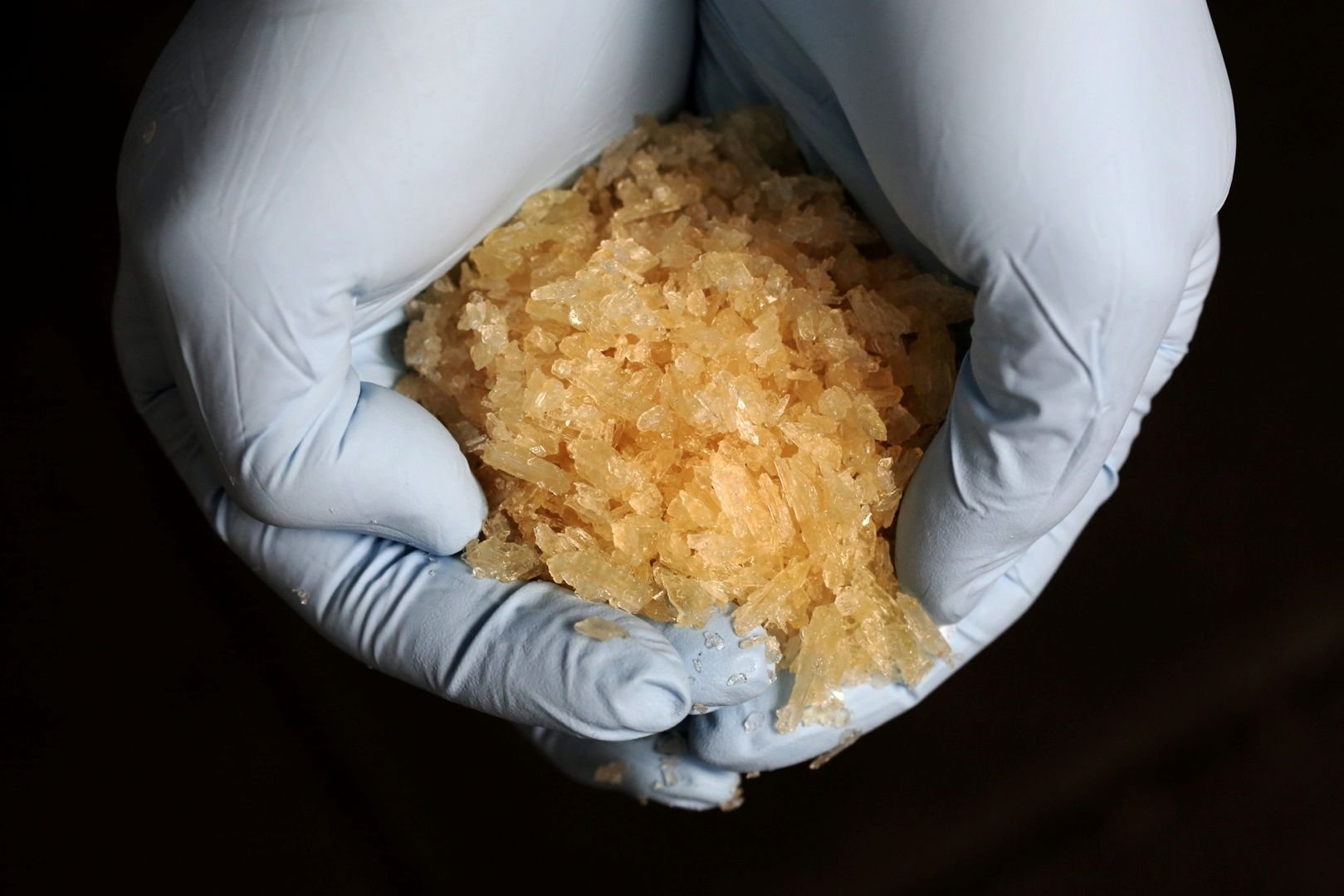 Meth, auch Crystal genannt, wird geraucht oder gespritzt. Die Droge unterdrückt Empfindungen wie Müdigkeit, Hungergefühl und Schmerz und wirkt euphorisierend. Methamphetamin macht schnell psychisch abhängig und hat Nebenwirkungen wie Zahn- und Haarausfall.