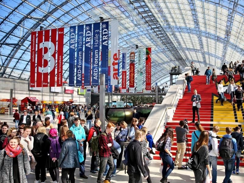 Besucheranstrom bei der Leipziger Buchmesse. Die Nachfrage nach freien Quartieren lässt auch bei Hoteliers im Umland die Kassen klingeln.
