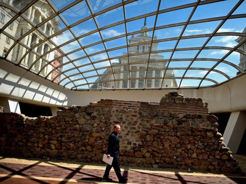 Mitten in Sofia: Reste von Bauten und Straßen der antiken Siedlung Serdica. Foto: Vassil Donev