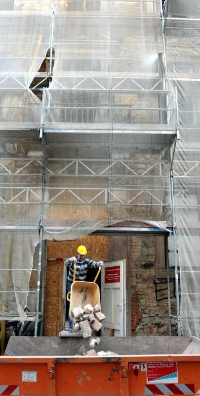 Seit mehr als drei Monaten wird Schutt aus dem Haus gefahren.