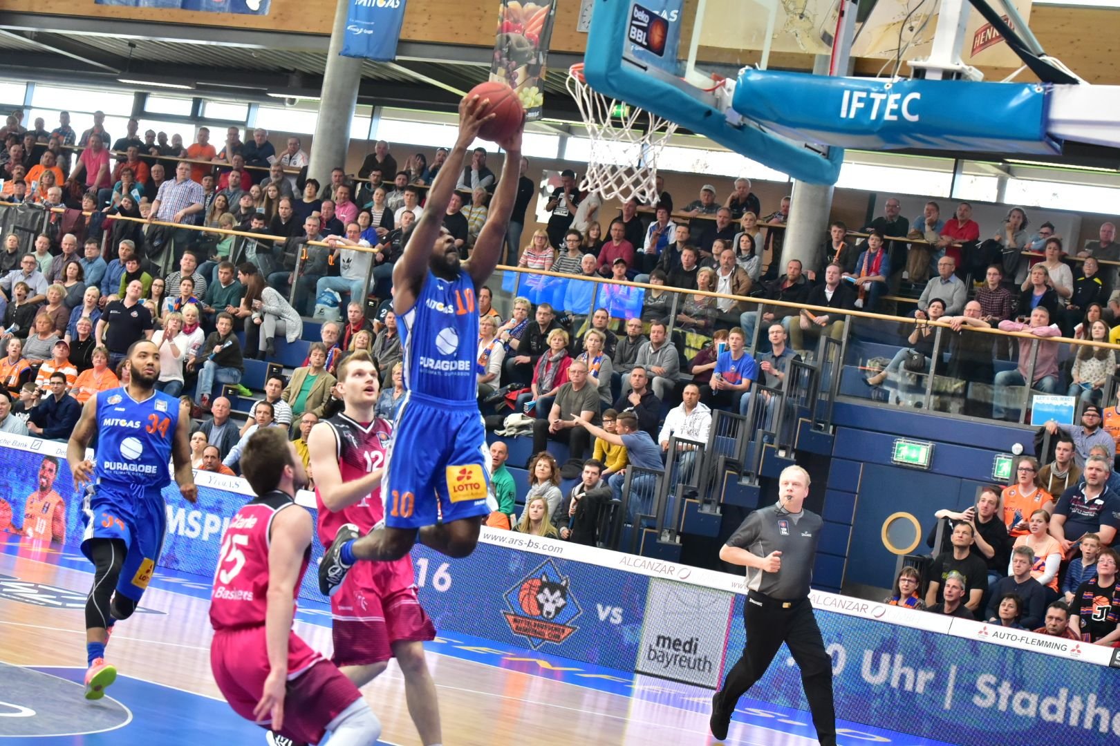 Frantz Massenat auf dem Weg zum Dunk gegen die Telekom Baskets.