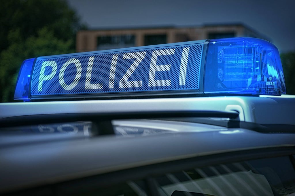 Die Polizei ermittelt zum Raubüberfall auf einen 18-Jährigen in Bitterfeld-Wolfen.