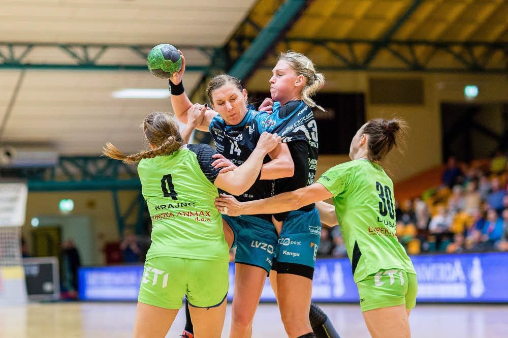 Für Karolina Kudlacz-Gloc (am Ball) und dem HC Leipzig - hier im Spiel gegen RK Zagorje - ist der Meistertitel zum Greifen nahe.