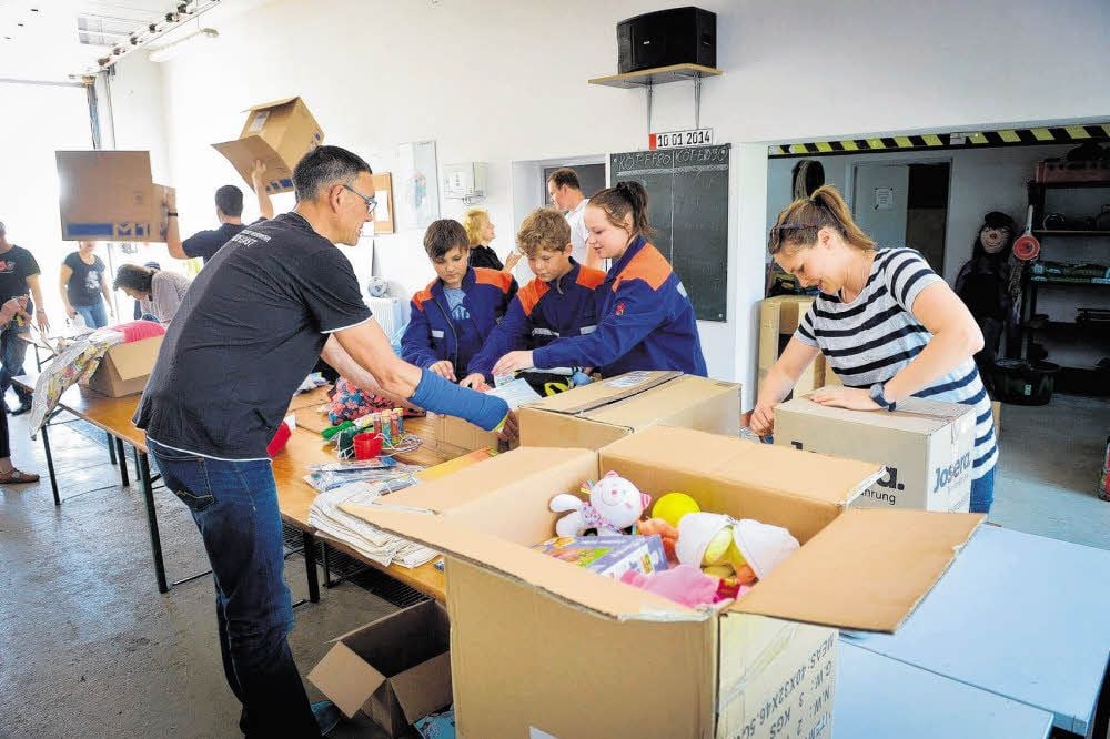 Im Radegaster Feuerwehrgerätehaus werden Pakete für ein Waisenhaus in Afghanistan gepackt.