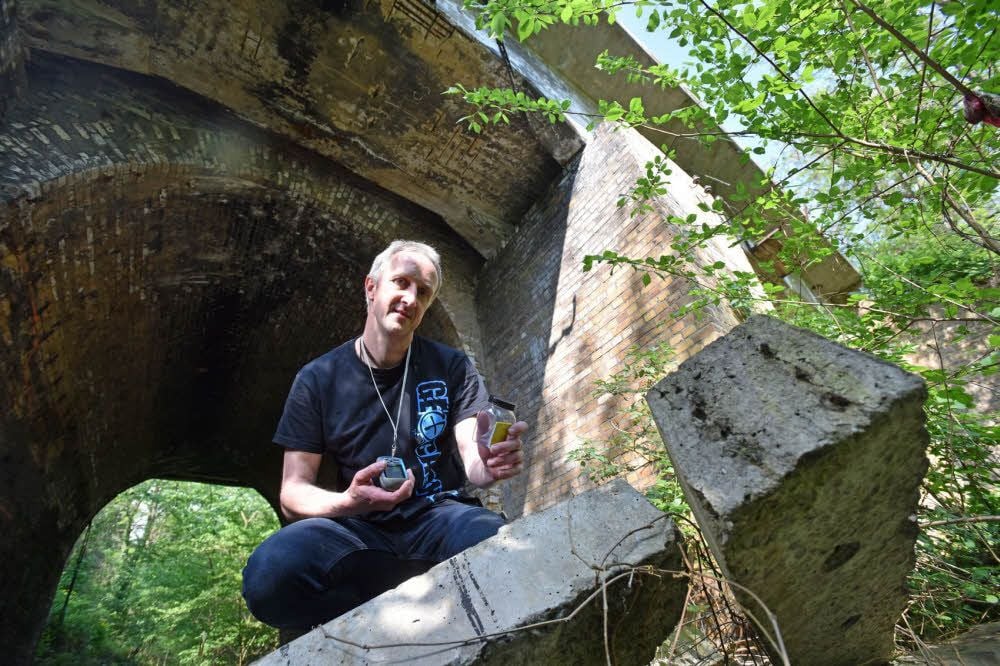 Geocacher Mario Körner an einer Brücke der alten Kohlebahn bei Bitterfeld.