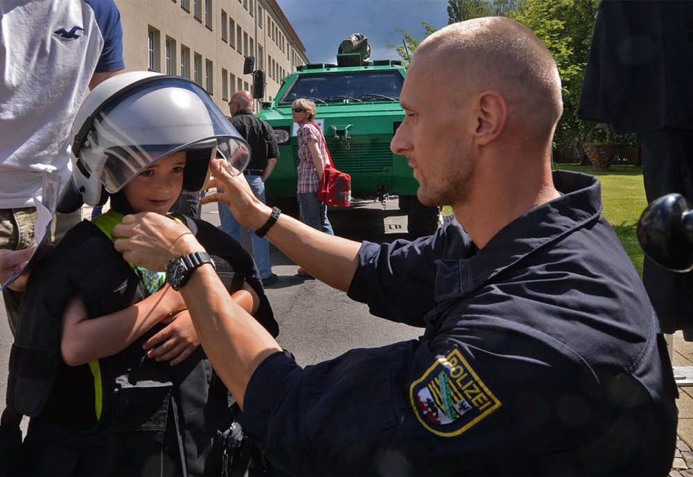 Ein bisschen zu groß ist der Helm noch für die kleinen Polizei-Fan.