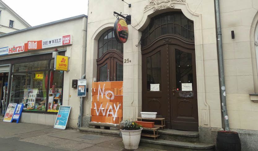 Zugemauert: Das war eine Aktion der Identitären in Halle.