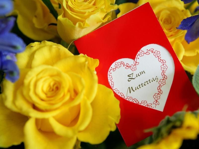 Ein ausgepackter Blumenstrauß macht sich beim Überreichen zum Muttertag besser als einer, der dick in Papier gewickelt ist. Foto: Patrick Pleul