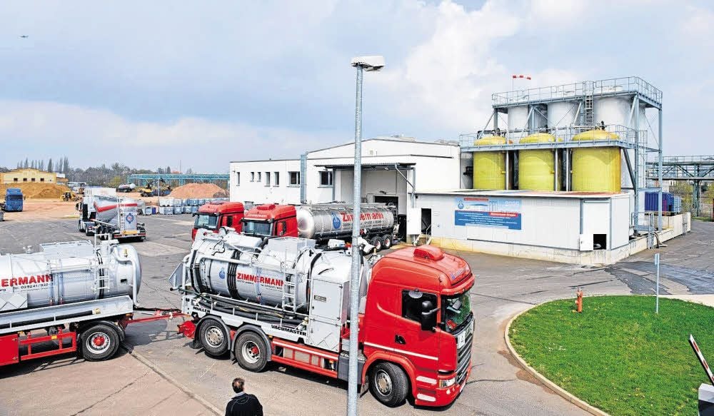 30 Tanklaster laden täglich ihre Fracht ab.