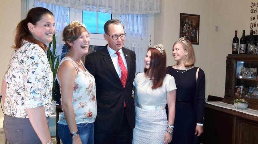 Die Deutsche Weinkönigin Josefine Schlumberger (zweite von links) zu Besuch auf dem Weingut Triebe in Würchwitz.von links: Annemarie Triebe/ Schlumberger/ Oberbürgermeister Christian Thieme / Gebietsweinkönigin Sandra Warzeschka und die Zeitzer Weinprinzessin Lisa Sommerwerk.