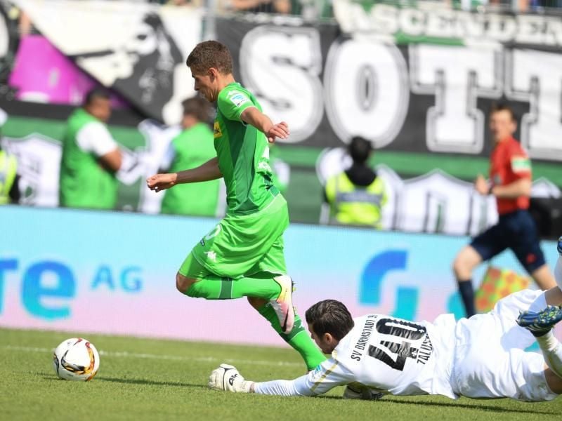 Thorgan Hazard umspielt Darmstadts Torwart Lukasz Zaluska und trifft zum 1:0. Foto: Arne Dedert