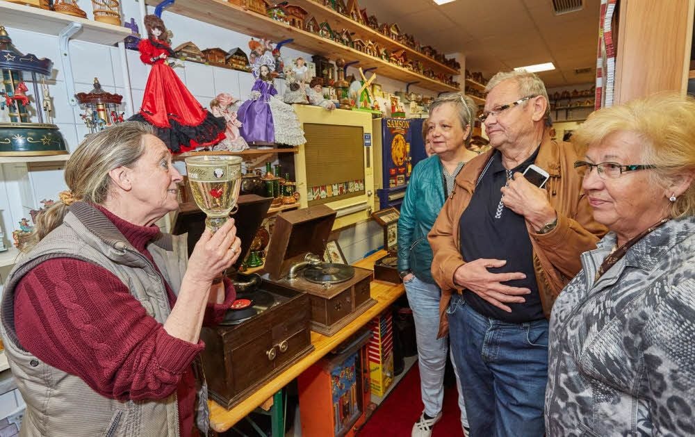 Gonnie van de Merwe (links) erläutert den Besuchern die Ausstellungsstücke.